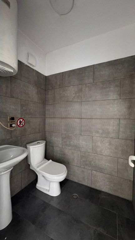 Shitet ambient komercial buze rruge prane 21 Dhjetorit! 250,000 €