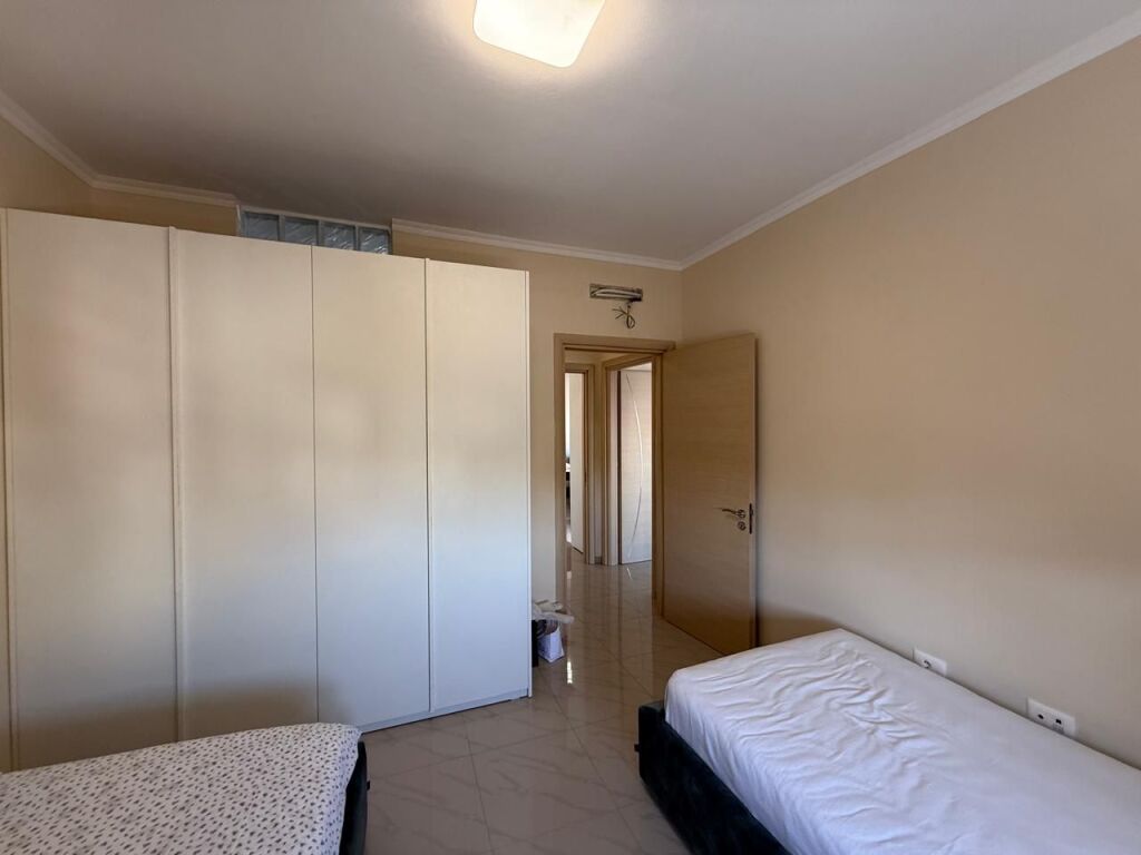 Appartamento 2+1+ 2 BAGNI + 2 BALCONI, vicino al mercato a Durazzo