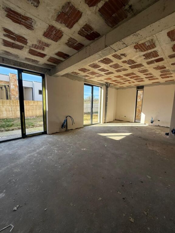 SUPER VILLA WITH POOL IN FARKË FOR SALE