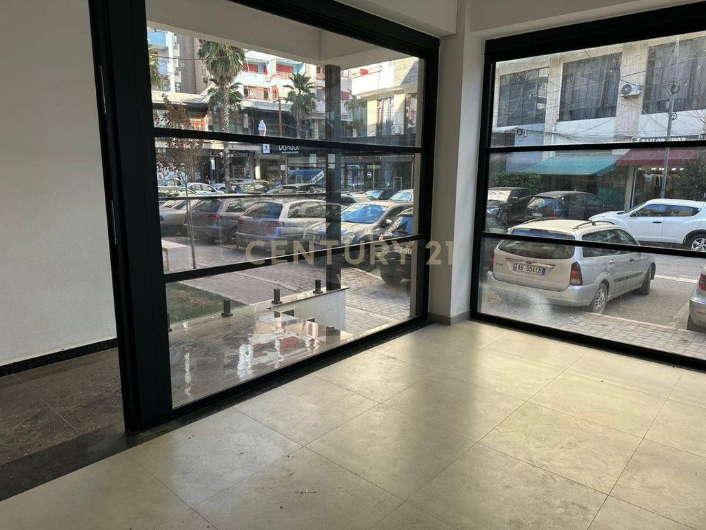 COMMERCIAL UNIT FOR RENT AT VOLLGA