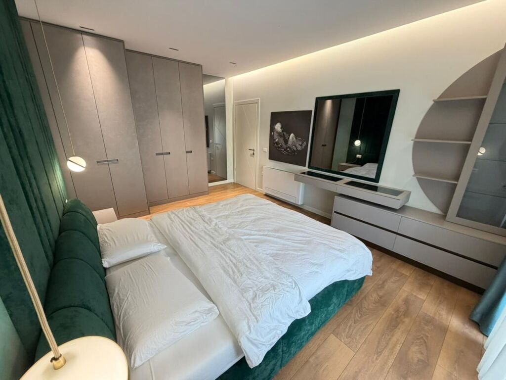 📢 Affittasi – Appartamento 2+1 + Parcheggio  📍 Centro di Tirana, vicino ai 9 piani, inizio della Strada di Dibra 🏢 5° piano, palazzo nuovo (costruzione 2024) con ascensore 🚗 Parcheggio incluso nel prezzo 📞 Contatto: