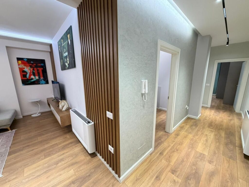 📢 Affittasi – Appartamento 2+1 + Parcheggio  📍 Centro di Tirana, vicino ai 9 piani, inizio della Strada di Dibra 🏢 5° piano, palazzo nuovo (costruzione 2024) con ascensore 🚗 Parcheggio incluso nel prezzo 📞 Contatto: