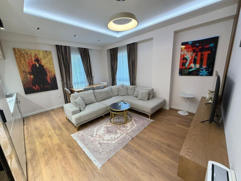 📢 Affittasi – Appartamento 2+1 + Parcheggio  📍 Centro di Tirana, vicino ai 9 piani, inizio della Strada di Dibra 🏢 5° piano, palazzo nuovo (costruzione 2024) con ascensore 🚗 Parcheggio incluso nel prezzo 📞 Contatto: