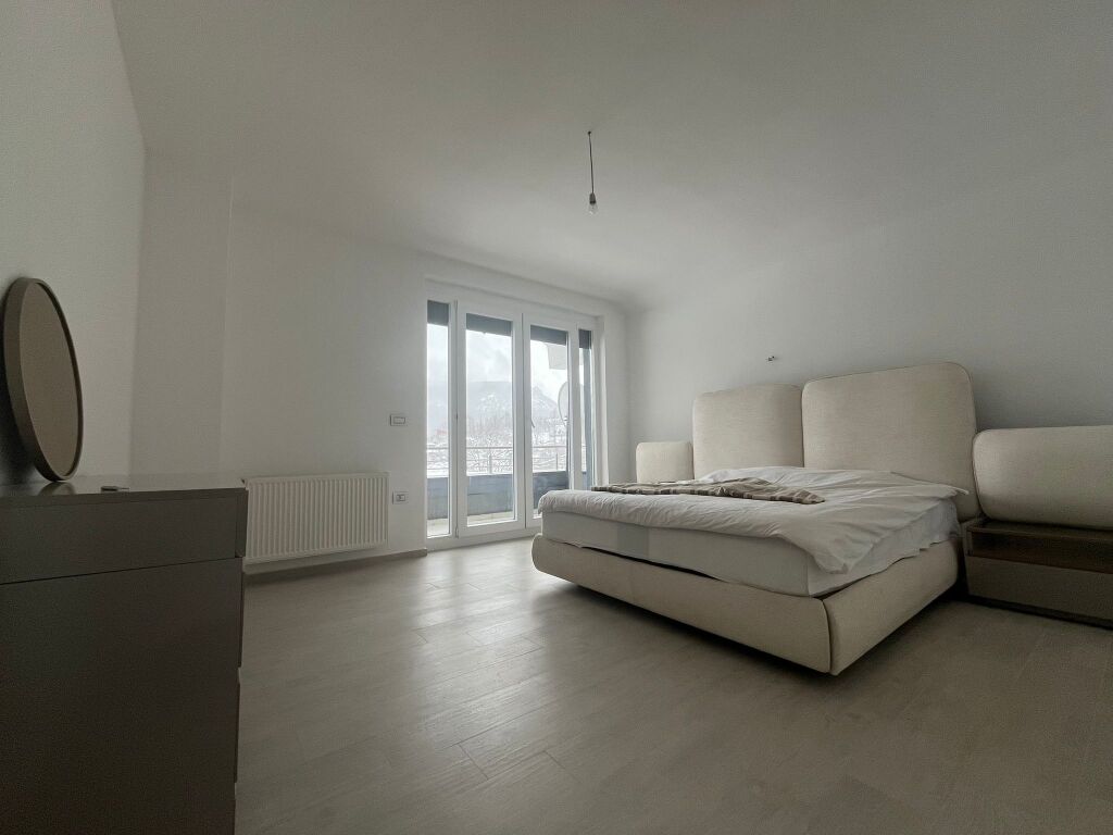Shitet Vilë Ekskluzive 232m² në Mavrovë – Pamje Panoramike nga Liqeni
