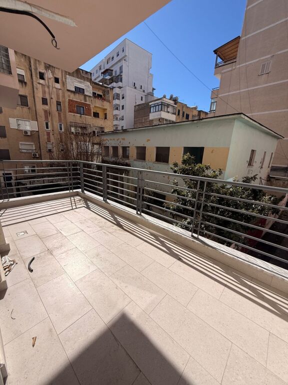 VENDESI APPARTAMENTO 2+1+2 EX QUARTIERE DELLA POLIZIA, DURAZZO