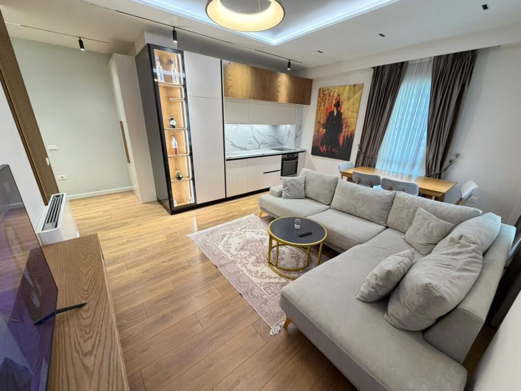📢 Affittasi – Appartamento 2+1 + Parcheggio  📍 Centro di Tirana, vicino ai 9 piani, inizio della Strada di Dibra 🏢 5° piano, palazzo nuovo (costruzione 2024) con ascensore 🚗 Parcheggio incluso nel prezzo 📞 Contatto: