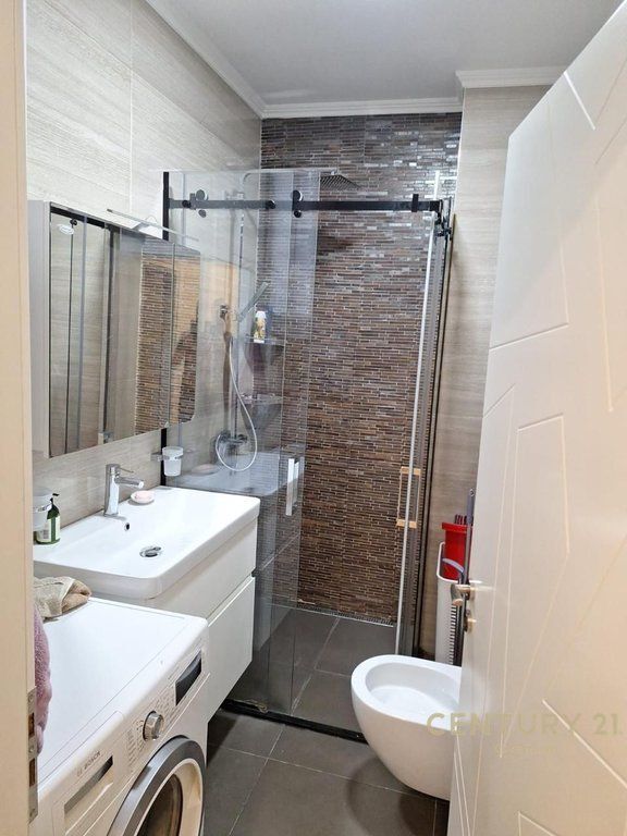 FOR RENT 2+1 APARTMENT WITH PARKING SPACE NEAR THE NEW BAZAAR