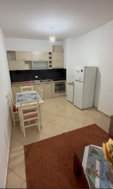 1+1,i mobiluar,rruga peti liqeni i thate,kompleksi Lim Em,400 euro