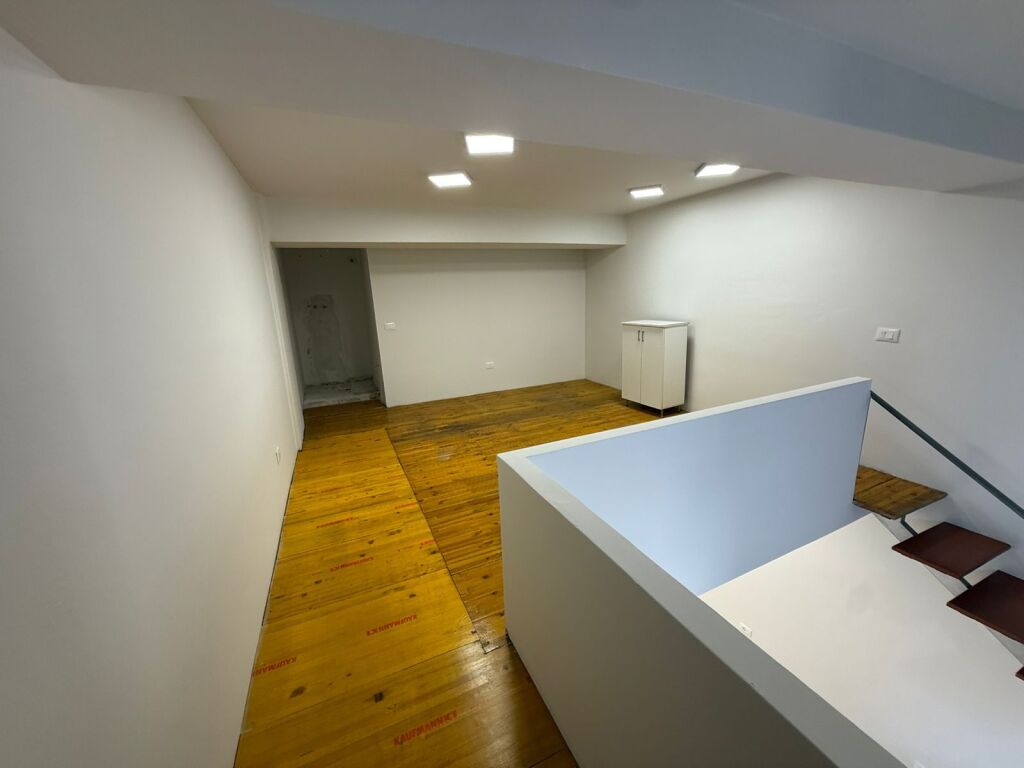Negozio duplex in affitto, 55 m2, via Elbasan, 500 euro