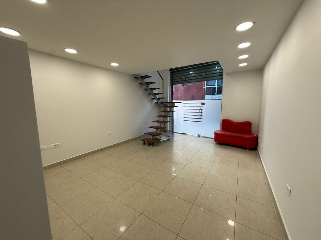 Negozio duplex in affitto, 55 m2, via Elbasan, 500 euro