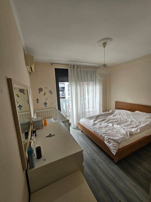 Prane Liqenit artificial i Tiranes- Apartament Modern 2+1+2 me Qira