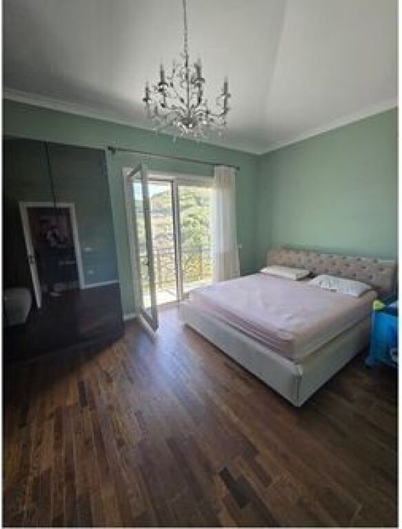 Villa individuale con cortile privato e piscina in affitto nella periferia di Tirana, villaggio Damjan.