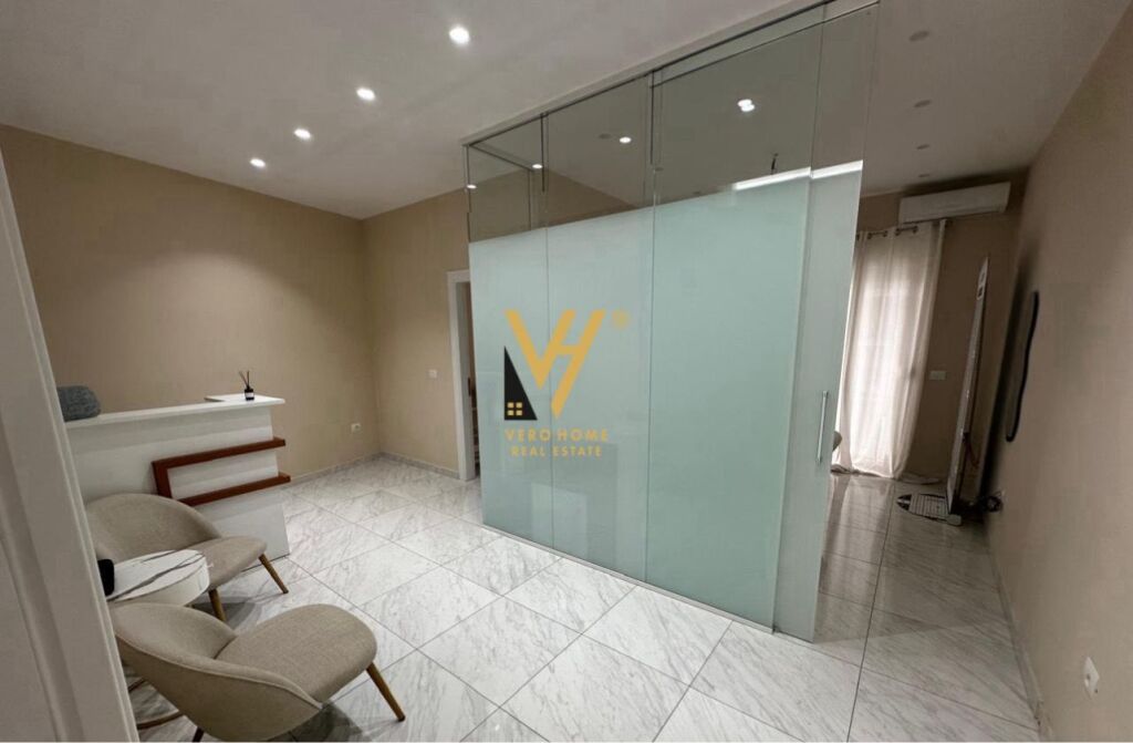 JEPET AMBIENT BIZNESI 70 M2 ME QIRA TE KOMUNA E PARISIT 65.000 LEKE