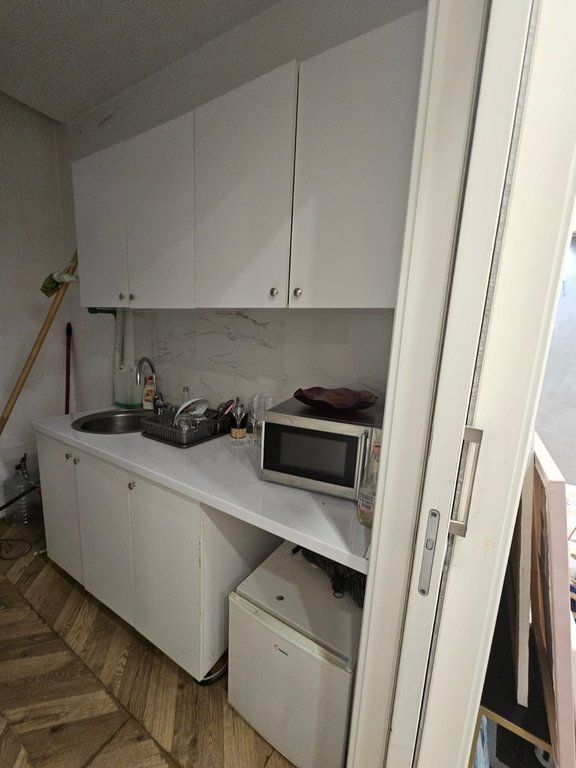 AMBIENT KOMERCIAL ME QERA PRANE ART TRIBUNA