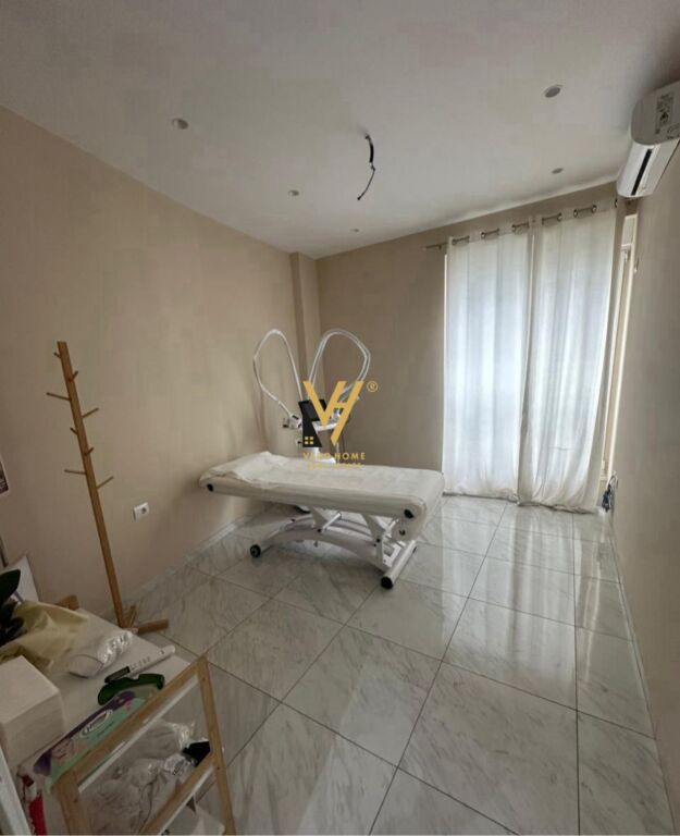 JEPET AMBIENT BIZNESI 70 M2 ME QIRA TE KOMUNA E PARISIT 65.000 LEKE