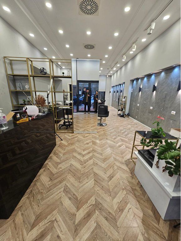 AMBIENT KOMERCIAL ME QERA PRANE ART TRIBUNA