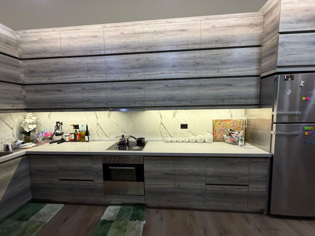 Shitet apartment 2+1 tek Komuna e Parisit!