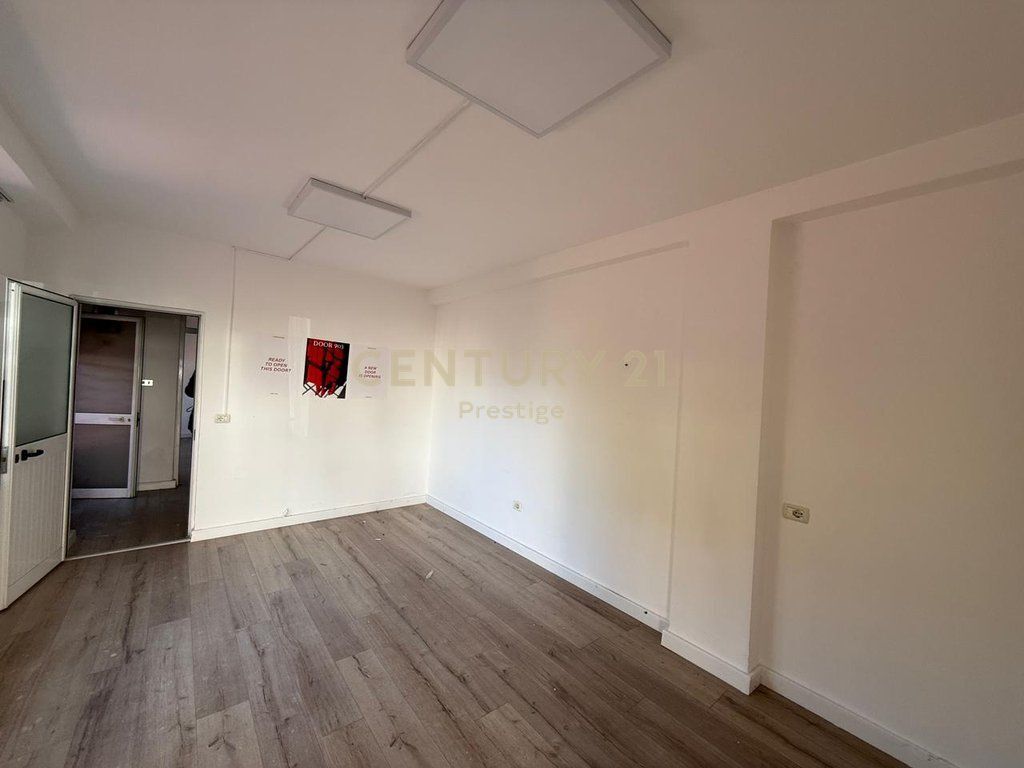 AMBIENT KOMERCIAL ME QIRA, PRANE AMBASADES AMERIKANE, TIRANE! 470 € /Muaj