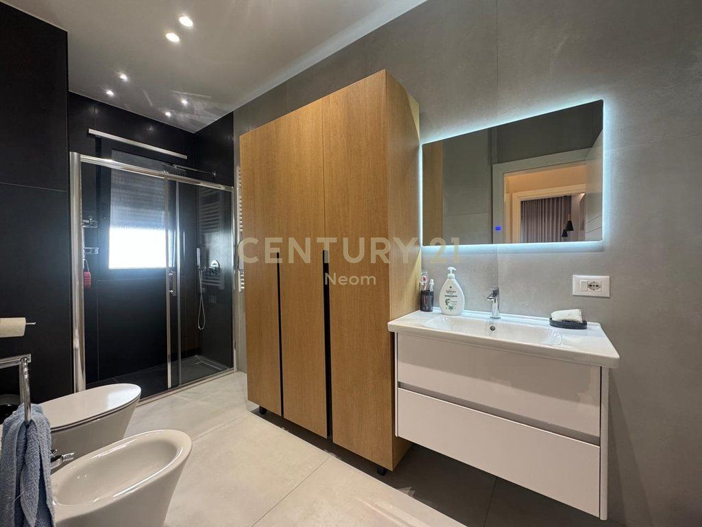 SHITET APARTAMENT 2+1+2 ME 2 POSTE PAKRIMI DHE OBORR TEK LIQENI I THATE