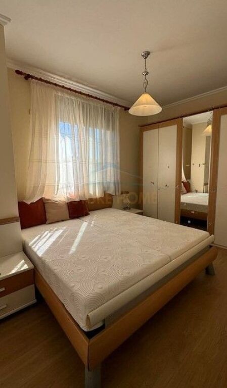 Jepet Me Qera , Apartament 2+1 , MOZAIKU , 21 Dhjetori , Tirane .