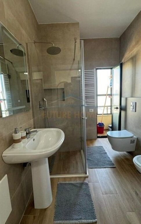 Jepet Me Qera , Apartament 2+1 , MOZAIKU , 21 Dhjetori , Tirane .