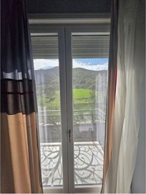 Villa individuale con cortile privato e piscina in affitto nella periferia di Tirana, villaggio Damjan.