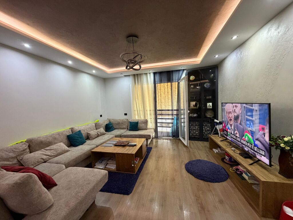 Shitet apartment 2+1 tek Komuna e Parisit!