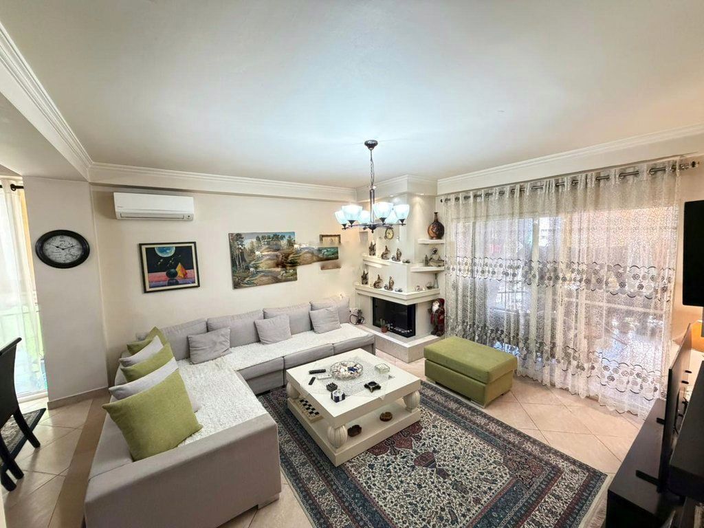 Shitet apartament në Bllok 2+1+2 , pamje &amp; dritë maksimale 320,000 €