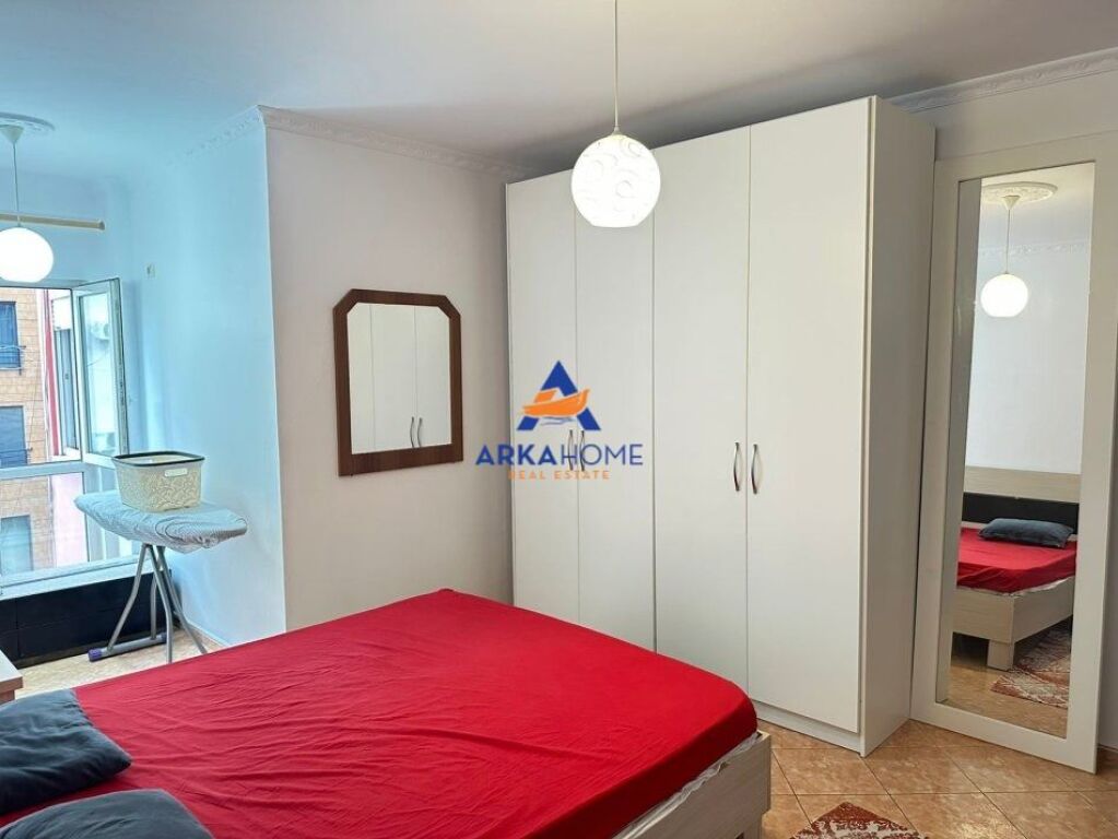 AFFITTASI APPARTAMENTO 2+1+2 "TEK ZOGU I ZI" 700 EURO