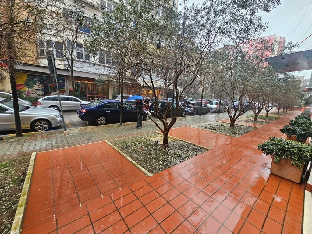 AMBIENT KOMERCIAL ME QERA PRANE ART TRIBUNA