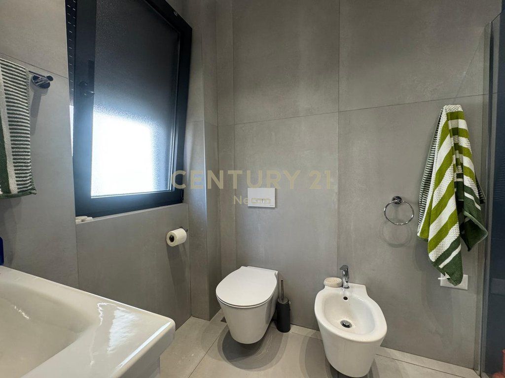 SHITET APARTAMENT 2+1+2 ME 2 POSTE PAKRIMI DHE OBORR TEK LIQENI I THATE