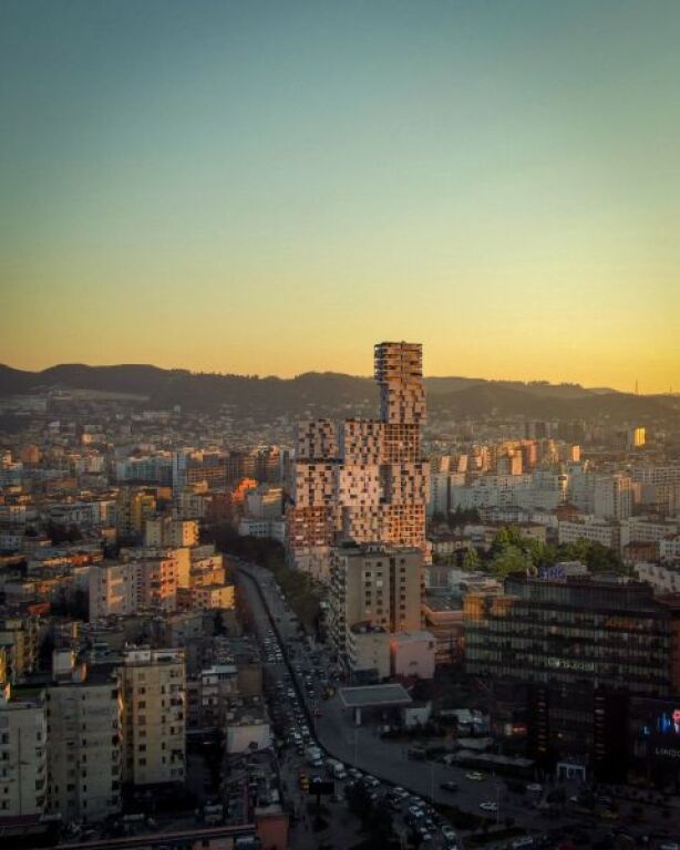 APPARTAMENTO IN VENDITA 2+1 (📍21 Dhjetori – Ora Vertikale) 113 m², 9° piano, esposizione sud PREZZO: €250.000 🔥