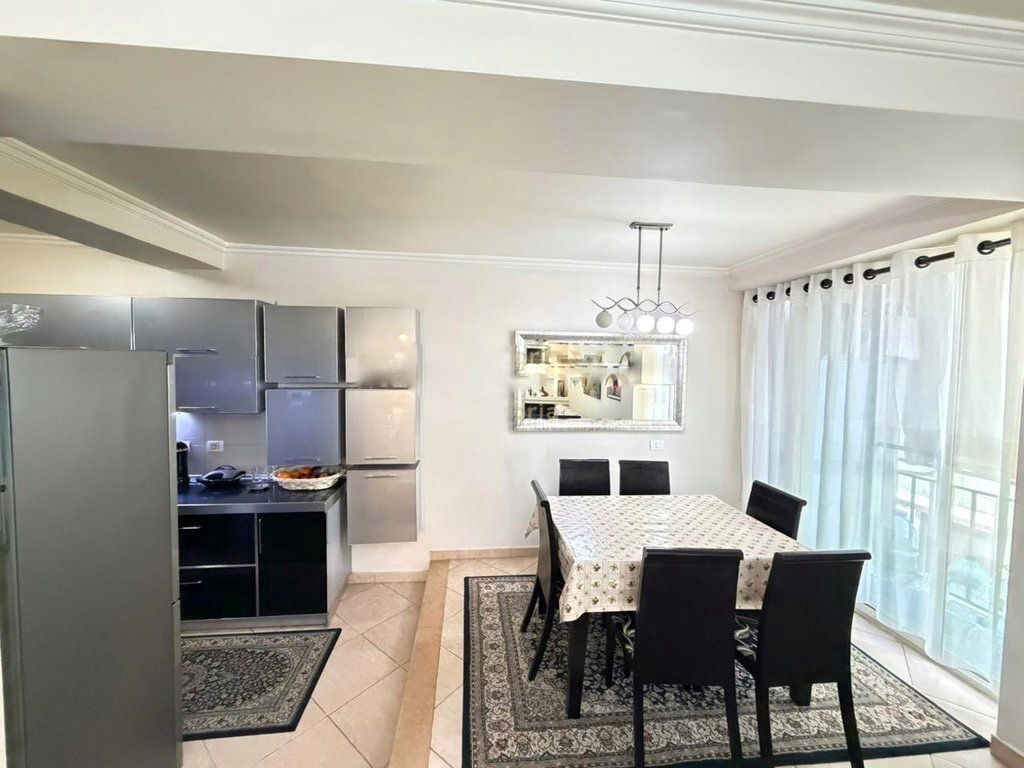 Shitet apartament në Bllok 2+1+2 , pamje &amp; dritë maksimale 320,000 €