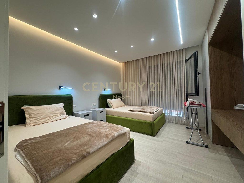 SHITET APARTAMENT 2+1+2 ME 2 POSTE PAKRIMI DHE OBORR TEK LIQENI I THATE
