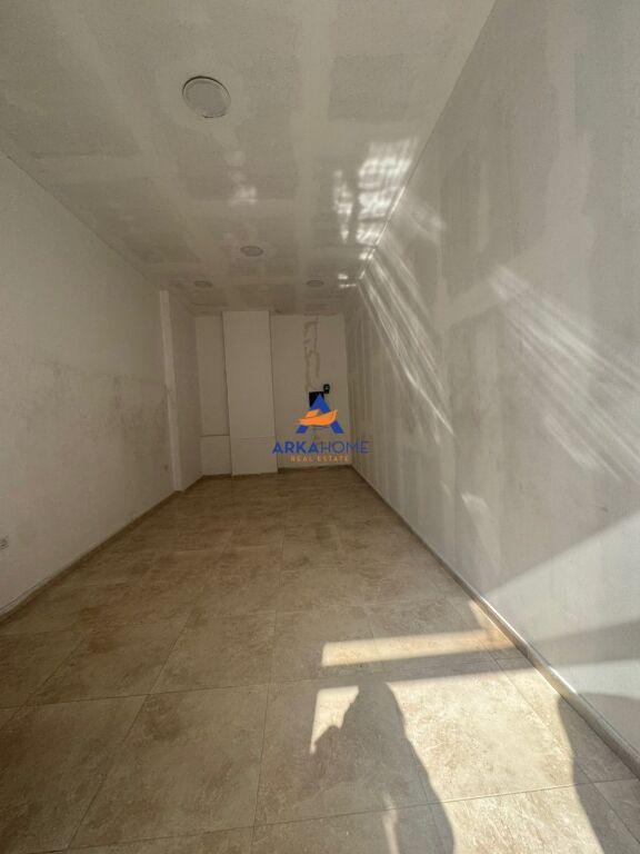 LOCALE IN AFFITTO 38M2 "VICINO AL COMUNE DI PARISIT, ROBERT ZHVARC" 40000 LEKE