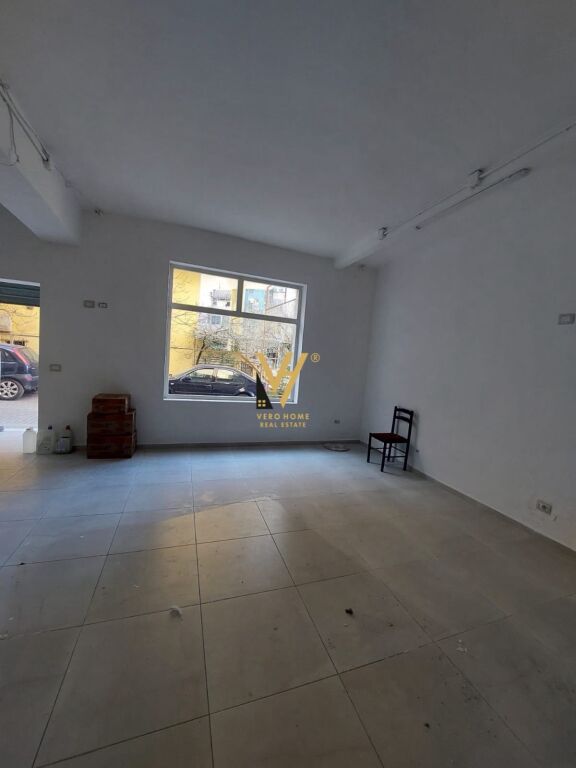 SHOP FOR RENT 100 M2 AT THE ELECTRIC MARKET 1,500 EURO