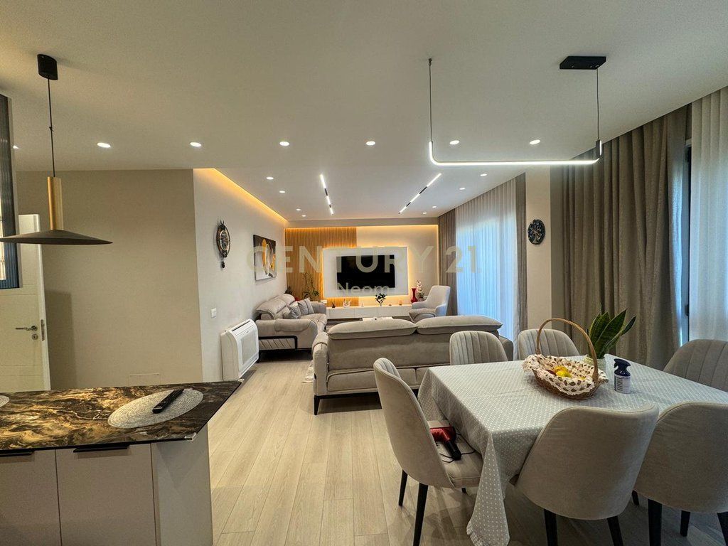 SHITET APARTAMENT 2+1+2 ME 2 POSTE PAKRIMI DHE OBORR TEK LIQENI I THATE