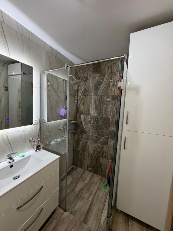 🏡 Apartament me Qira 🛏️ 2+1+2 📍 Pranë Kopshti Zoologjik i Tiranës💶 720€ / muaj