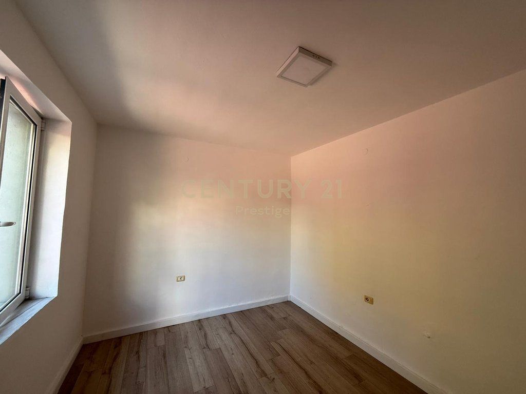 AMBIENT KOMERCIAL ME QIRA, PRANE AMBASADES AMERIKANE, TIRANE! 470 € /Muaj