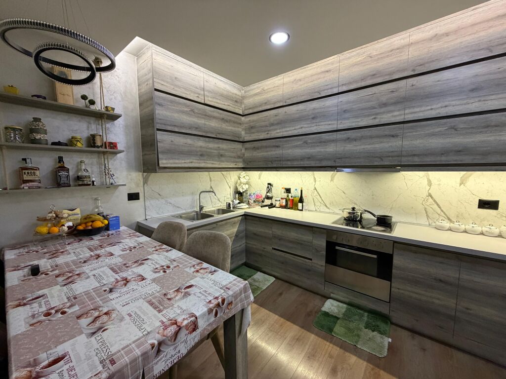 Shitet apartment 2+1 tek Komuna e Parisit!