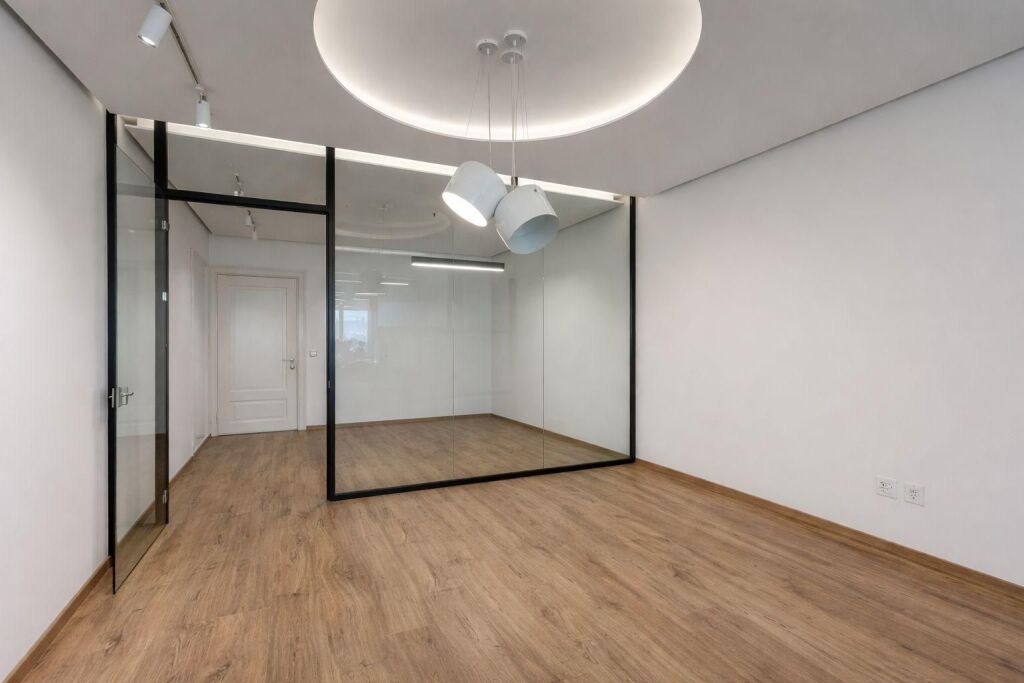 UFFICIO IN AFFITTO 142.4 M² + 2 POSTI AUTO – CENTRO TURDIU, POSIZIONE PREMIUM CENTRO TIRANA