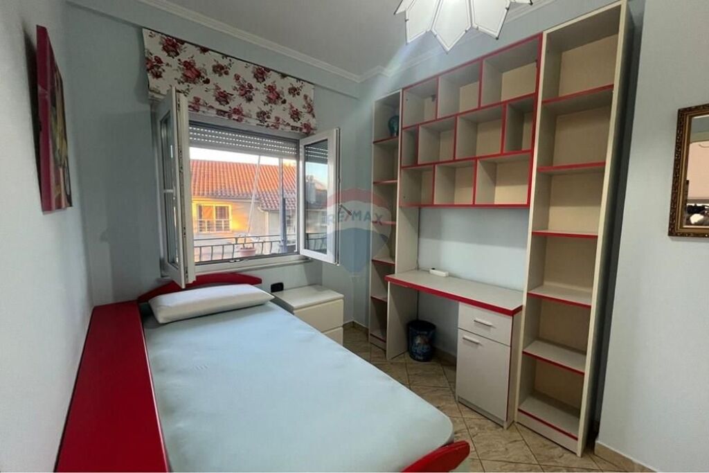 Jepet apartament 2+1 me qira te Kompleski Grand  në Ali Dem.