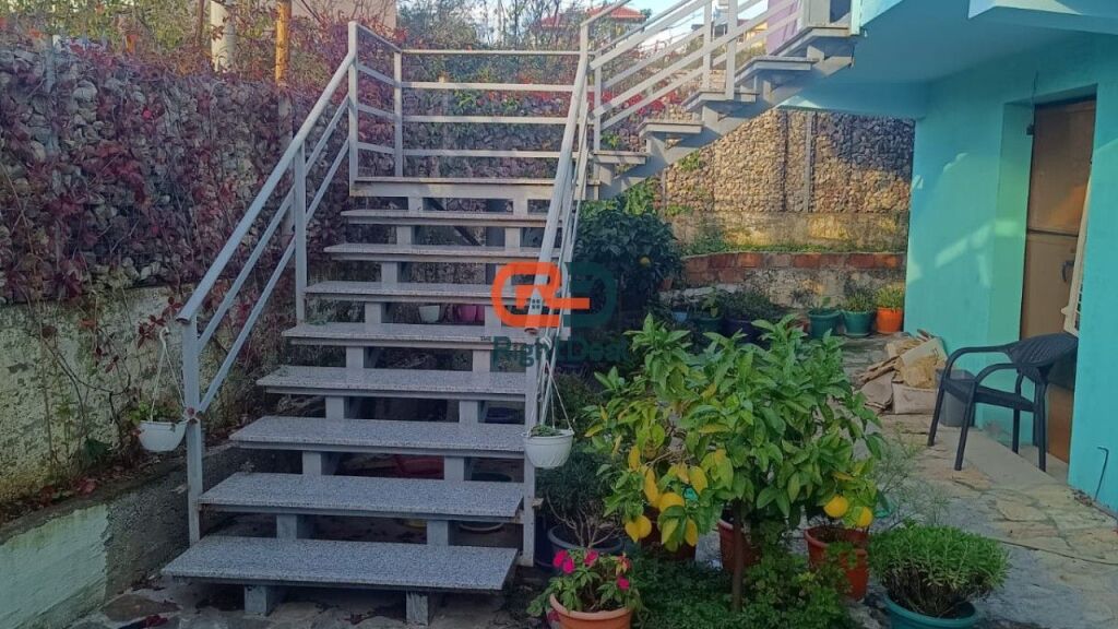 Vicino alla Rotonda di Shkoza, Casa Ideale su 2 Piani in Vendita!!!