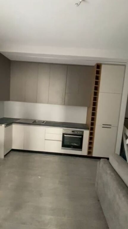Appartamento 1+1 in affitto a Kupola, in un edificio nuovo con ascensore, molto vicino a Zoja e Këshillit të Mirë.
