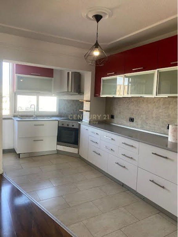Jepet me qira duplex 2+1+2 prane Zogu Zi. 650 € /Muaj