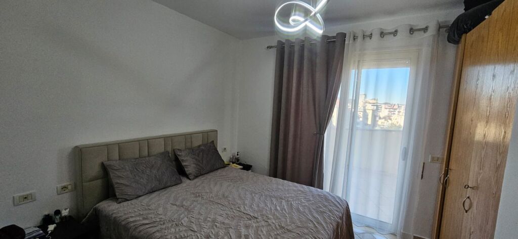 Shitet apartament 1+1 prane Shkolles Mihal Grameno!
