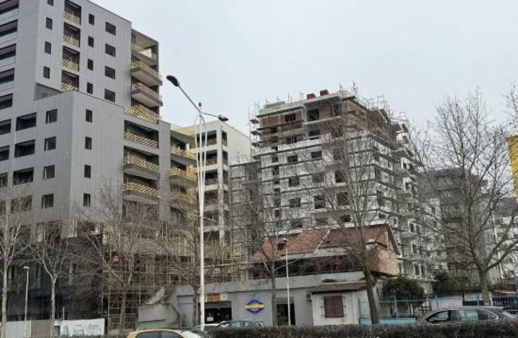 Appartamento 1+1 in affitto a Kupola, in un edificio nuovo con ascensore, molto vicino a Zoja e Këshillit të Mirë.