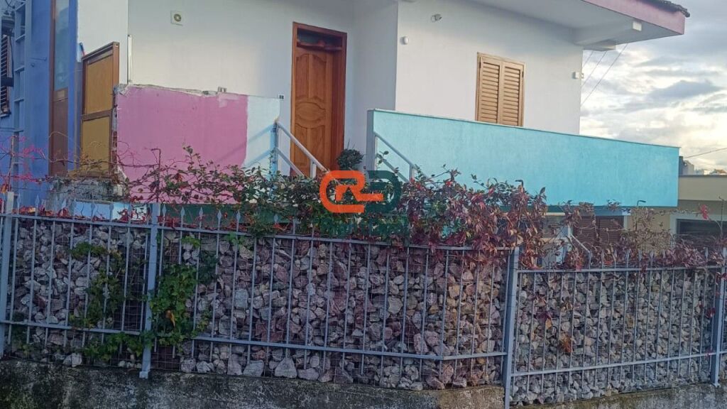 Vicino alla Rotonda di Shkoza, Casa Ideale su 2 Piani in Vendita!!!