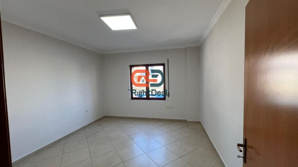 Vicino alla Strada di Kavaja, Locale in Affitto, Per Diverse Tipologie di Attività!!!