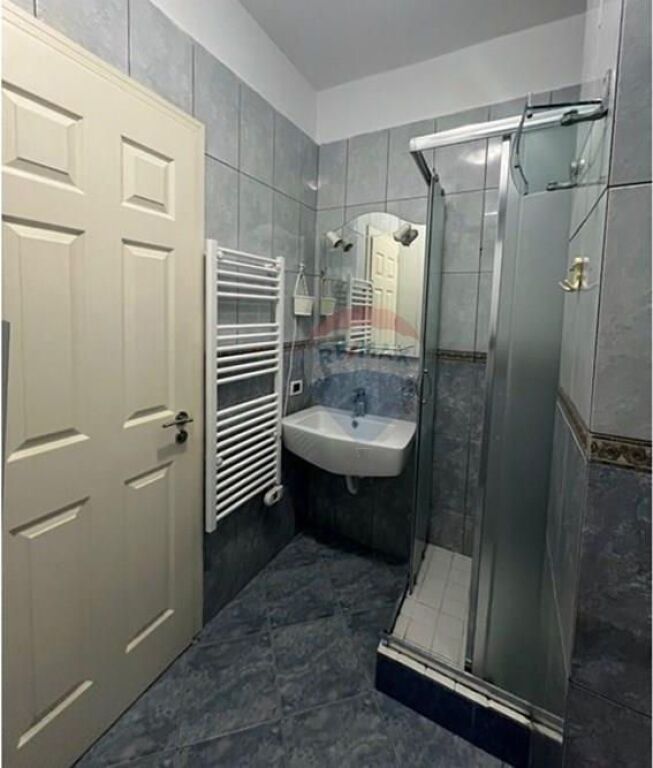 Jepet apartament 2+1 me qira te Kompleski Grand  në Ali Dem.